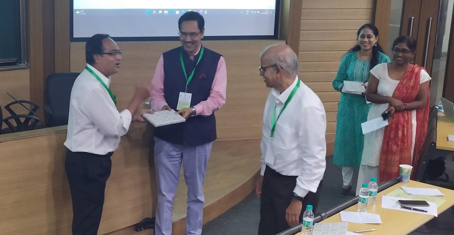 Prof. Shireesh Kedare offering memento to Prof. Vasudevan1.jpg